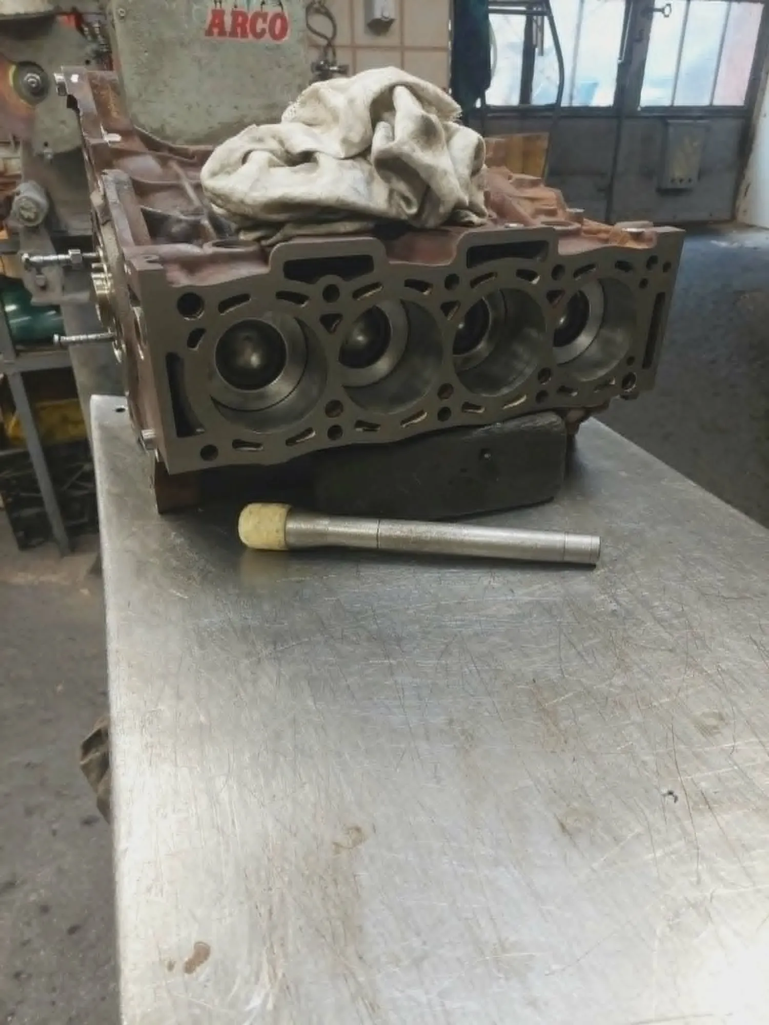 V-motor blokk perselyezve