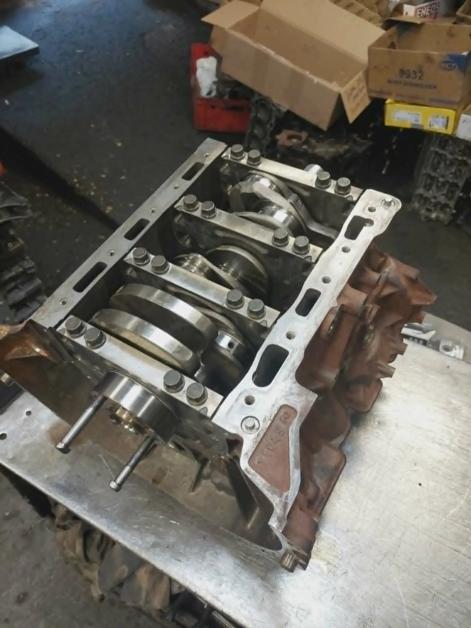 V-motor blokk dugattyúkkal