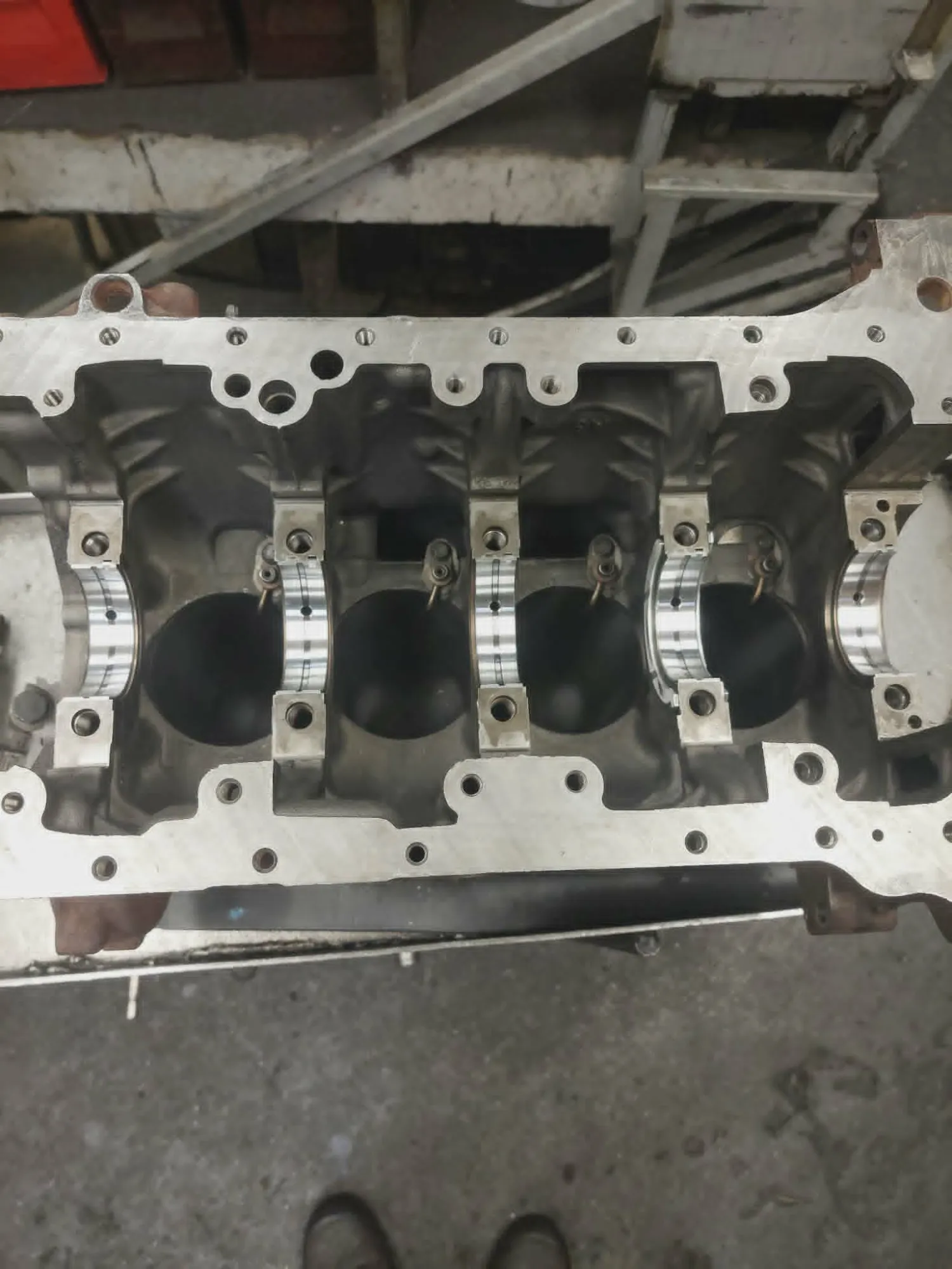 V-motor blokk munkapadon