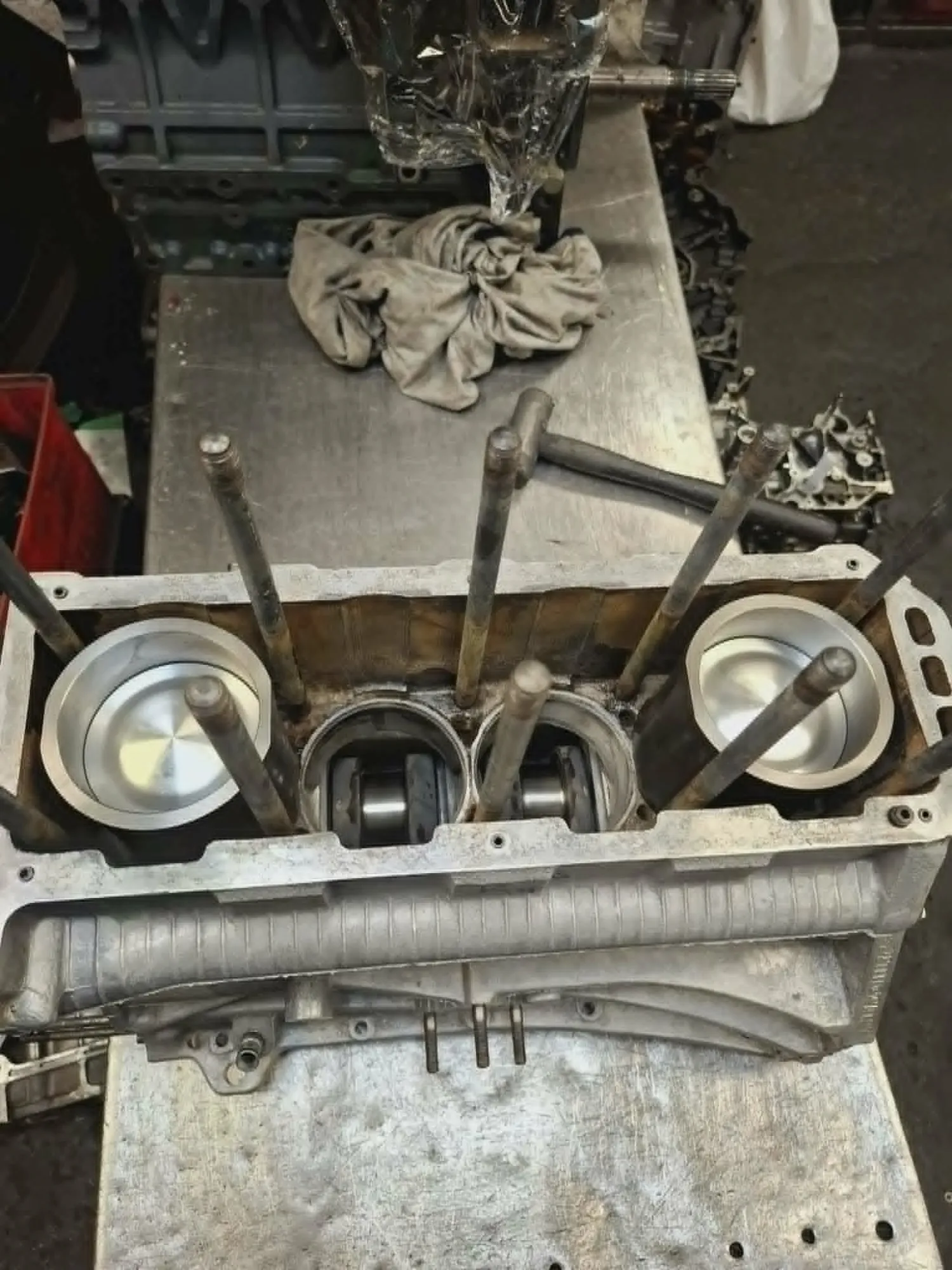 V-motor blokk hengerekkel